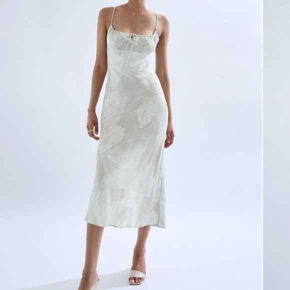 Aritzia Dresses & Skirts - BRAND NEW ARITZIA BELLOW DRESS